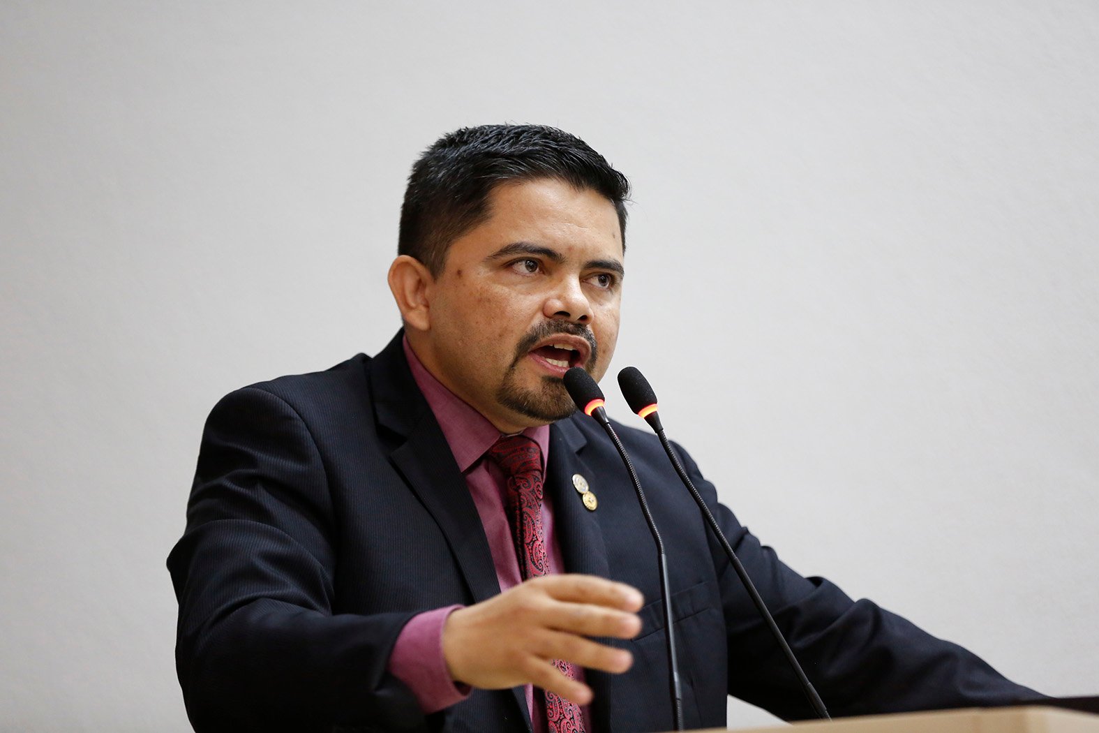 Jesuíno Boabaid busca troca de carteiras para alunos em Vilhena