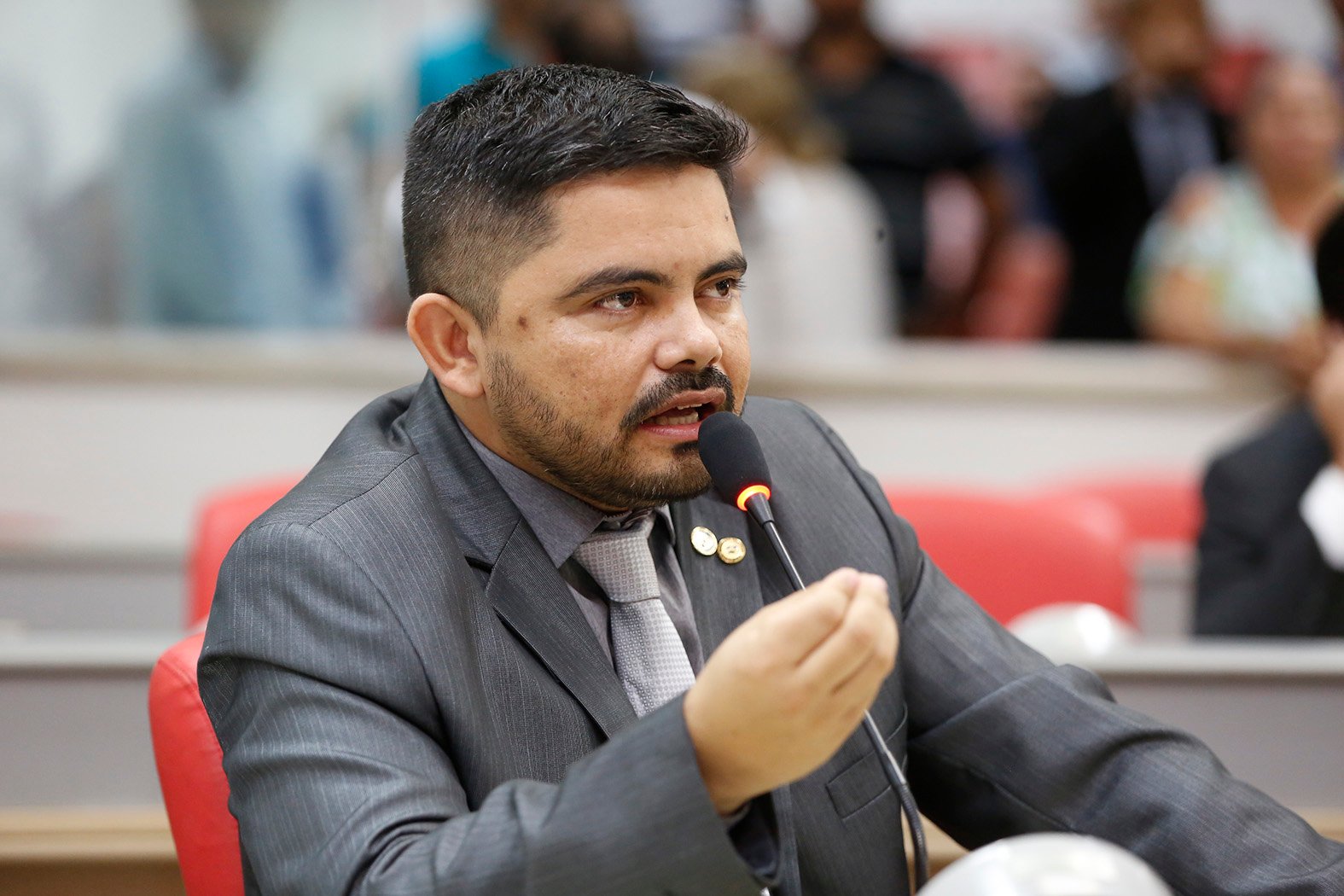 Jesuíno Boabaid concede Medalha de Mérito a soldado da Polícia Militar
