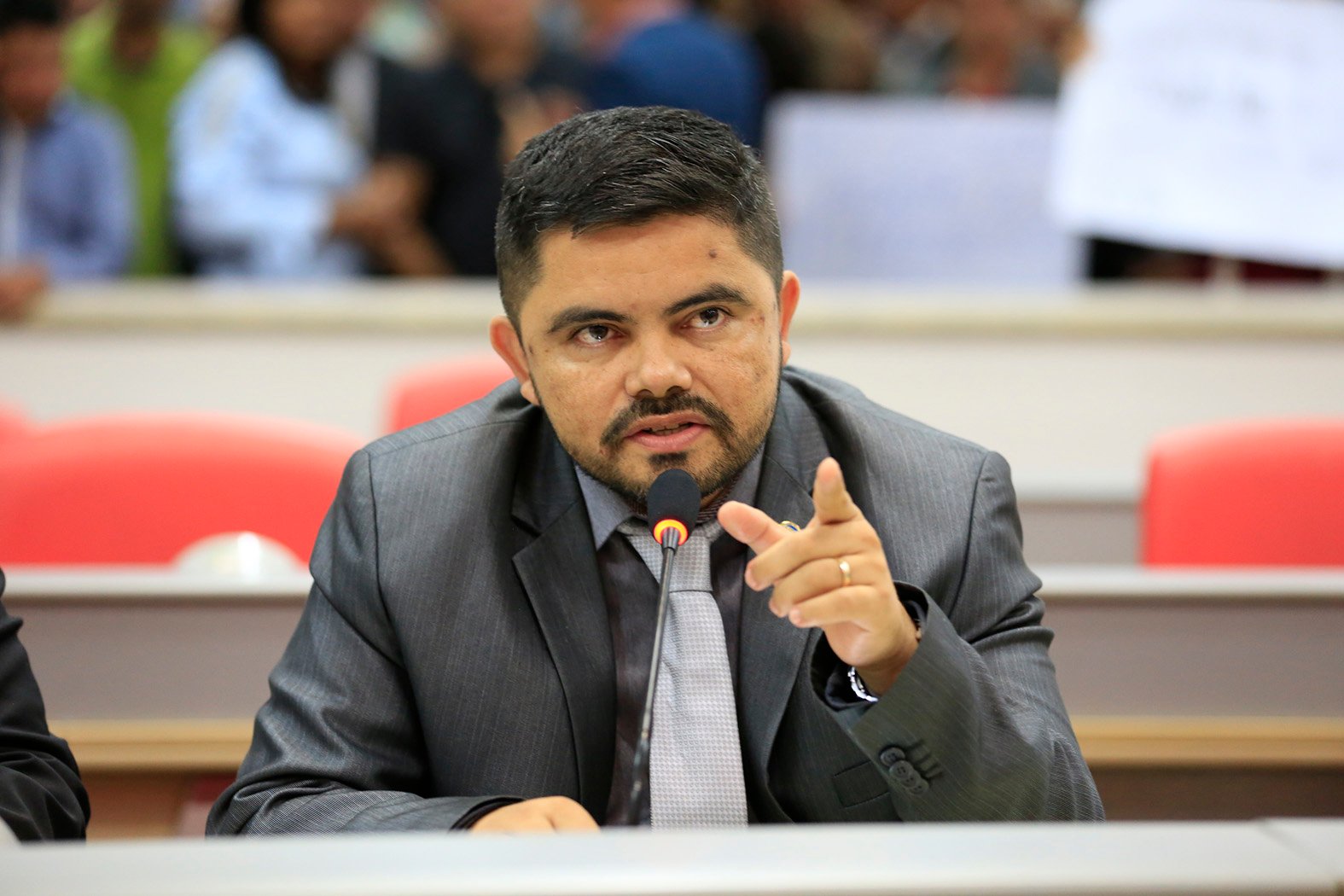 Deputado Jesuíno aprova Projeto de Lei que iguala salário entre homens e mulheres