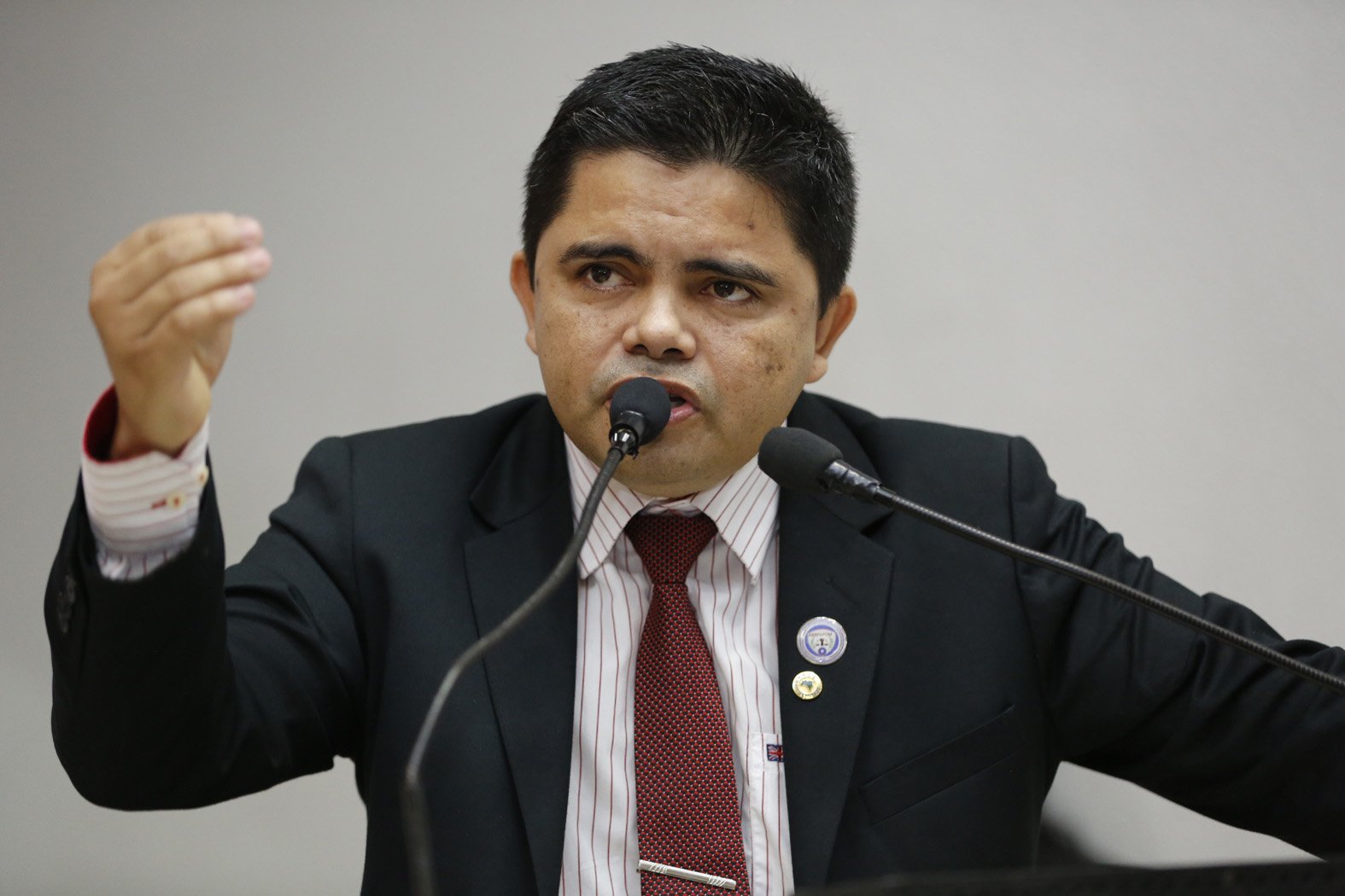 Jesuíno oficializa Caerd para realizar teste de água em escola municipal infantil