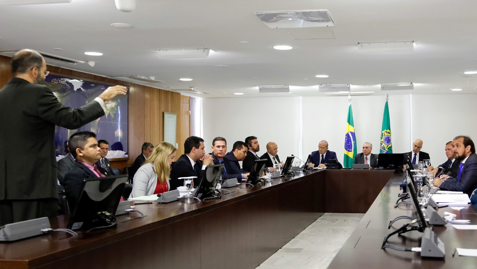 Deputados estaduais acompanham reunião sobre regularização fundiária com Temer
