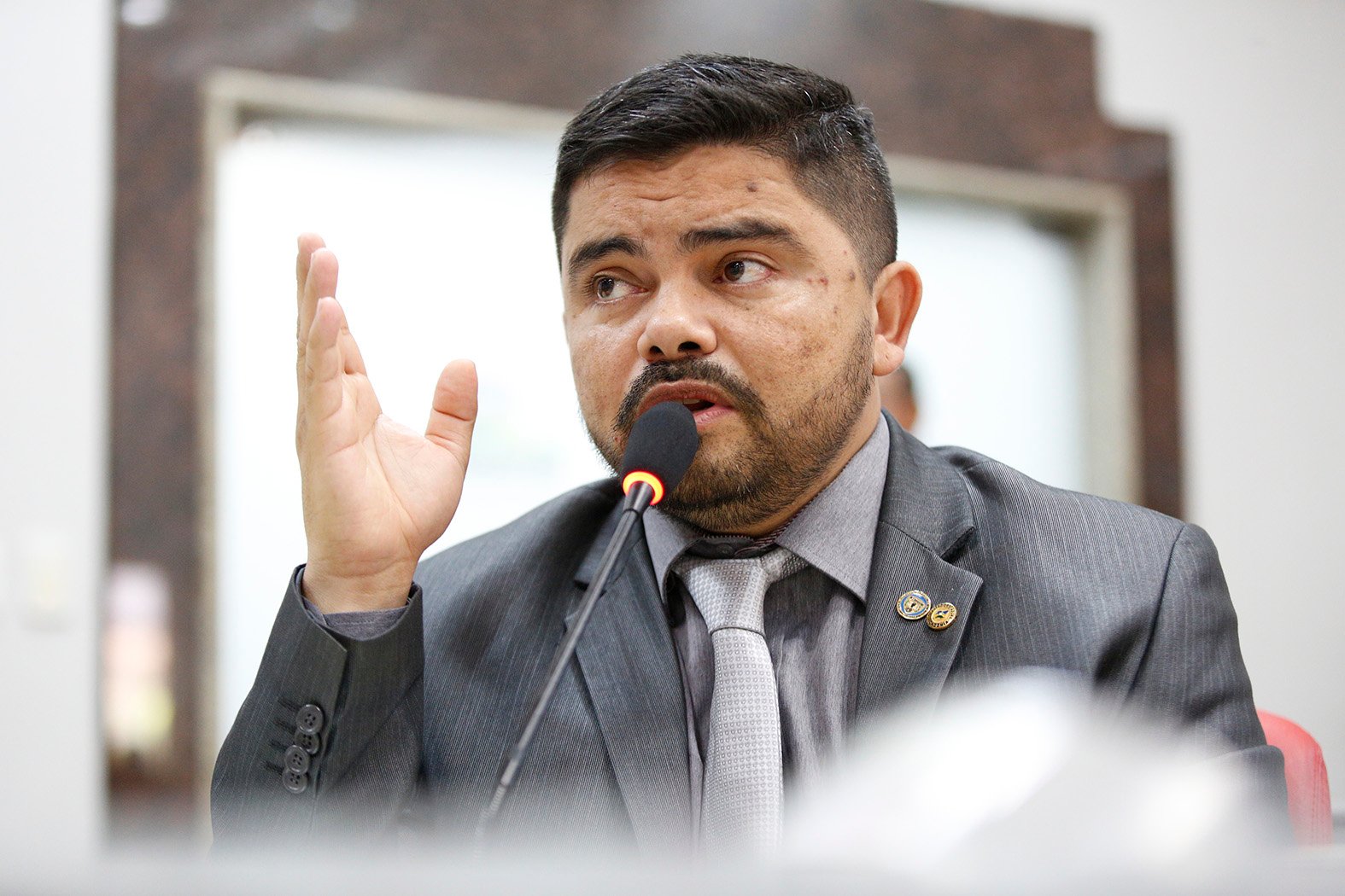Lei de autoria do deputado Jesuíno isenta pagamento de inscrição em concurso público