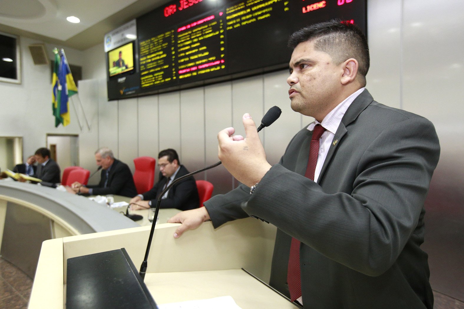 Jesuíno Boabaid defende melhorias aos policiais civis e militares