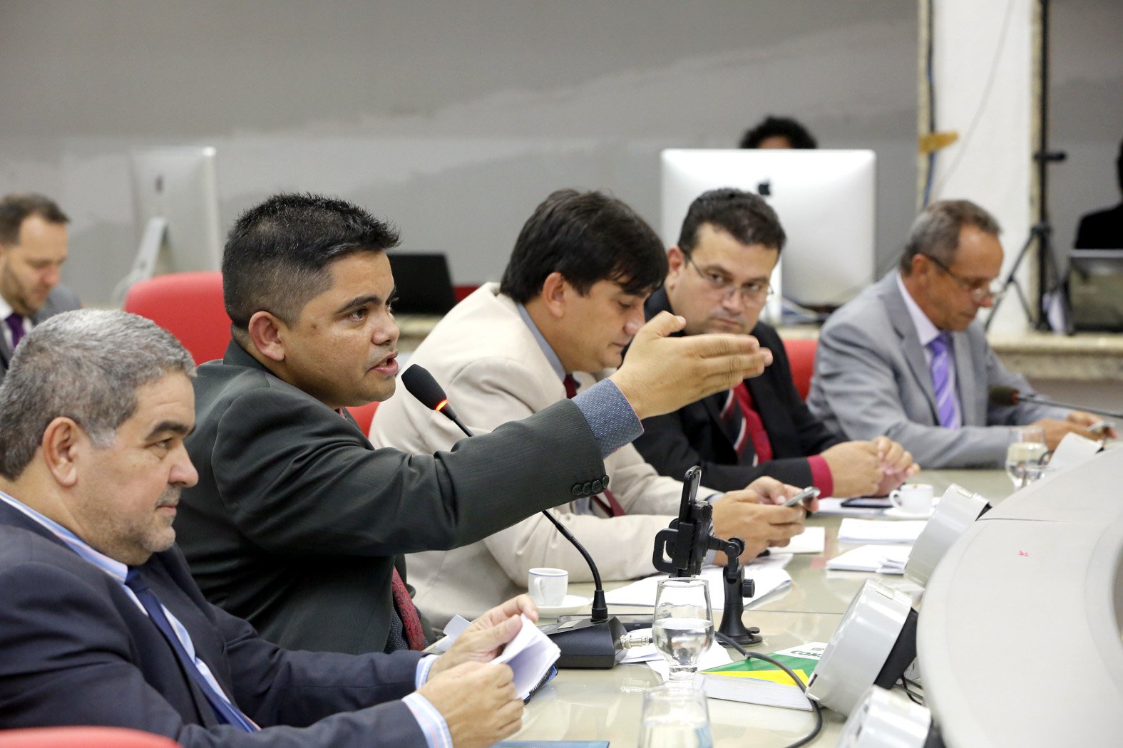 Projeto de Jesuíno prevê desconto no salário de deputado que se ausentar de votação